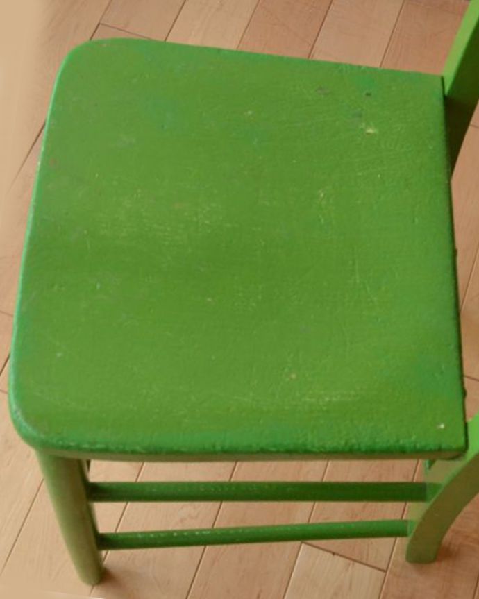 キッチンチェア　アンティーク チェア　可愛いアンティークの椅子、グリーンペイントのチャイルドチェア。座面の彫りも一人前板座に施された座繰り。(k-944-c)