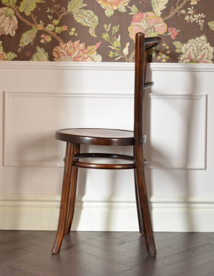 ベントウッドチェア　アンティーク チェア　イギリスから届いたアンティーク椅子、ブラウンカラーのベントウッドチェア。書斎にはもちろん、定番のダイニングは最適！他のチェアを引き立ててくれるようなスマートなチェアです。(k-972-c)