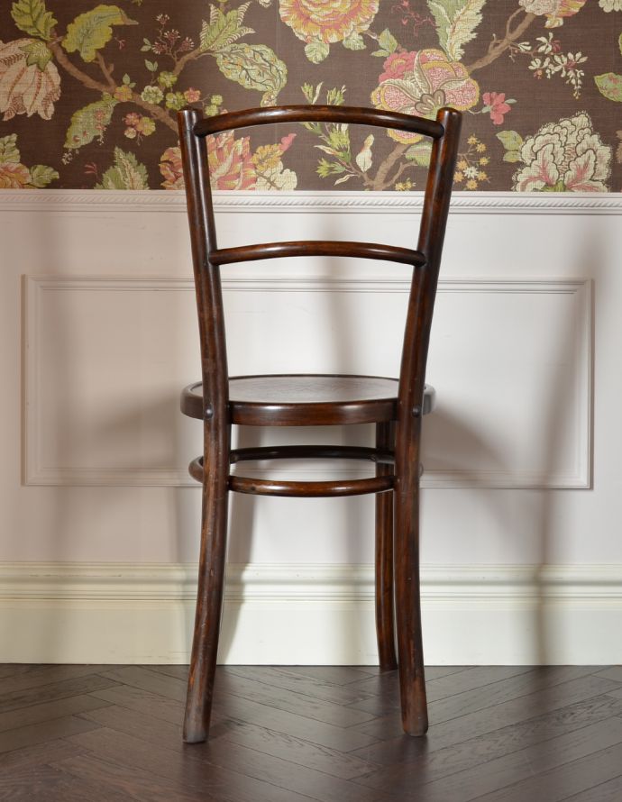 ベントウッドチェア　アンティーク チェア　イギリスから届いたアンティーク椅子、ブラウンカラーのベントウッドチェア。スッキリとキレイな後ろ姿です。(k-972-c)