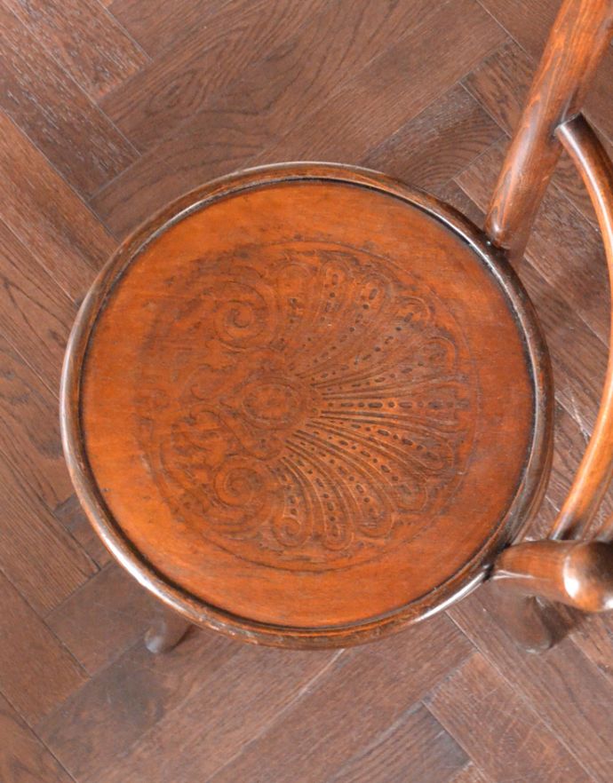 ベントウッドチェア　アンティーク チェア　イギリスから届いたアンティーク椅子、ブラウンカラーのベントウッドチェア。丸い座面には美しい模様が描かれています。(k-972-c)