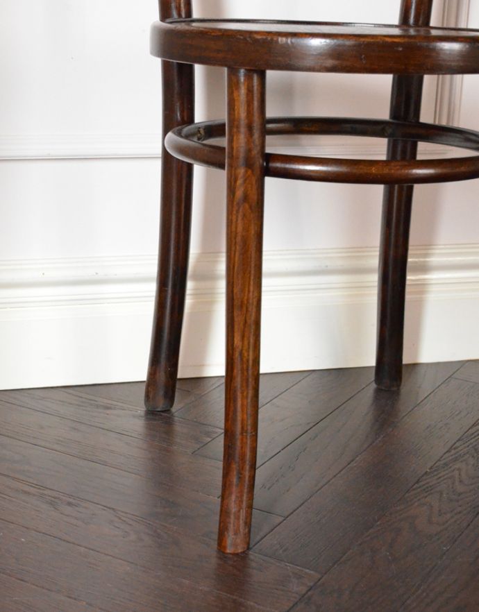 ベントウッドチェア　アンティーク チェア　イギリスから届いたアンティーク椅子、ブラウンカラーのベントウッドチェア。脚先が緩くカーブしています。(k-972-c)