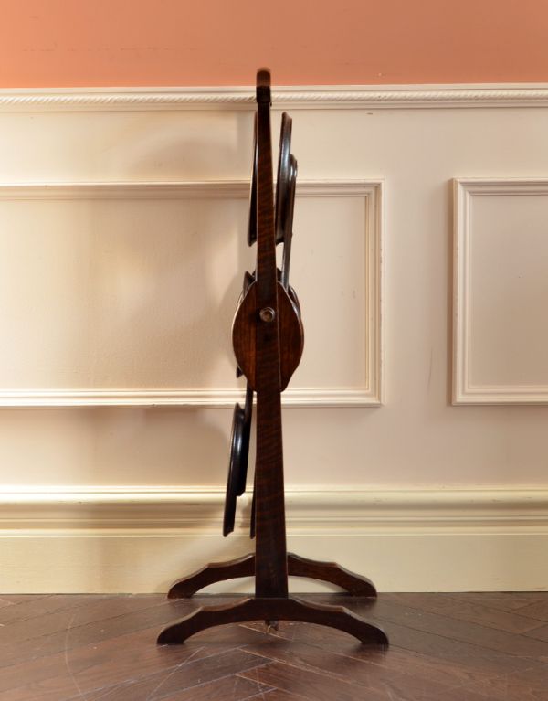 ロイドテーブル　アンティーク家具　ティータイムに使える小ぶりなアンティークのケーキスタンド（テーブル）。たたんだときも様になります。(k-976-f)