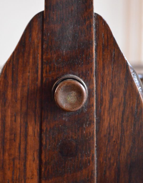 ロイドテーブル　アンティーク家具　ティータイムに使える小ぶりなアンティークのケーキスタンド（テーブル）。サイドについているボタンが付いています。(k-976-f)