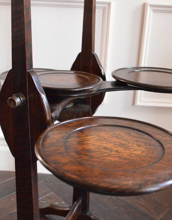 ロイドテーブル　アンティーク家具　ティータイムに使える小ぶりなアンティークのケーキスタンド（テーブル）。メンテナンスもキレイにしてありますので、安心してお使い下さい。(k-976-f)