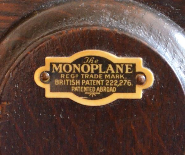 ロイドテーブル　アンティーク家具　ティータイムに使える小ぶりなアンティークのケーキスタンド（テーブル）。家具メーカーと思われるタグが残っていました。(k-976-f)