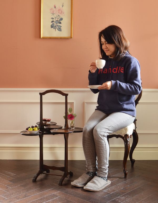 ロイドテーブル　アンティーク家具　ティータイムに使える小ぶりなアンティークのケーキスタンド（テーブル）。ティータイムでの必需品、木製のケーキスタンドです。(k-976-f)