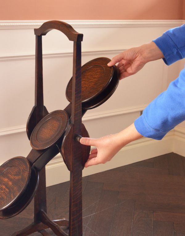 ロイドテーブル　アンティーク家具　ティータイムに使える小ぶりなアンティークのケーキスタンド（テーブル）。サイドについているボタンを押しながら、天板を回転させます。(k-976-f)