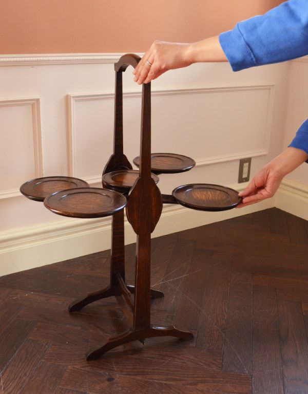 ロイドテーブル　アンティーク家具　ティータイムに使える小ぶりなアンティークのケーキスタンド（テーブル）。天板が水平になったところで、スライドさせると天板がそれぞれ広がります。(k-976-f)