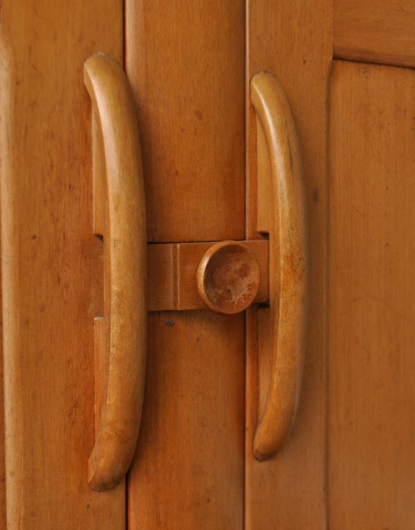 アーコールの家具　アンティーク家具　めずらしい形のアーコールの家具、カッコイイデザインのウェルシュドレッサー。デザインの一部になっている取っ手取っ手のデザインもシンプルかつ機能的に。(k-983-f)