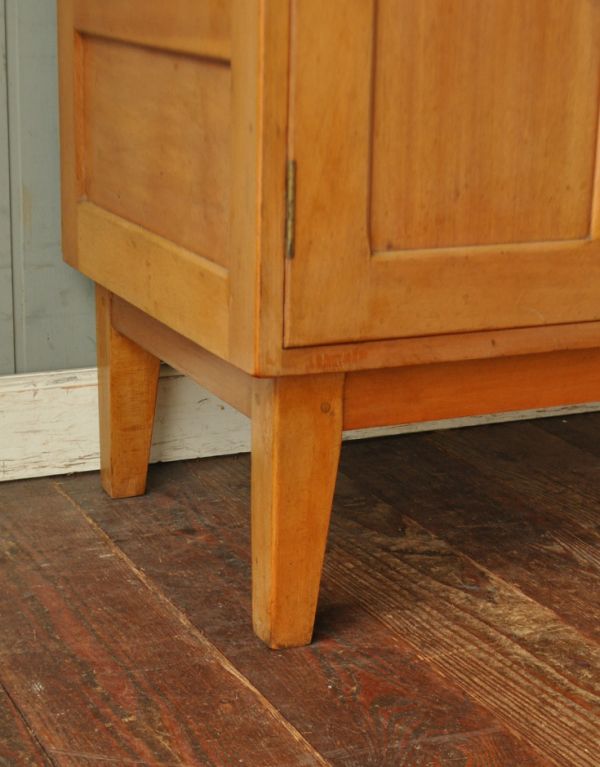 アーコールの家具　アンティーク家具　めずらしい形のアーコールの家具、カッコイイデザインのウェルシュドレッサー。スッキリとした脚の裏には…Handleの家具の脚裏にはフェルトキーパーをお付けしています。(k-983-f)