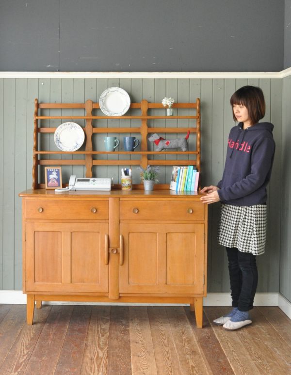 アーコールの家具　アンティーク家具　めずらしい形のアーコールの家具、カッコイイデザインのウェルシュドレッサー。人気のヒミツは北欧スタイルのデザインやっぱりスッキリとカッコイイ北欧デザインが人気のサイドボード。(k-983-f)