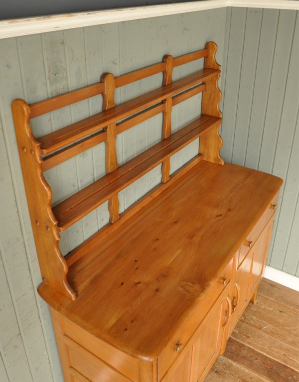 アーコールの家具　アンティーク家具　めずらしい形のアーコールの家具、カッコイイデザインのウェルシュドレッサー。天板の塗装もキレイに仕上げましたヴィンテージの家具は修復方法が様々。(k-983-f)