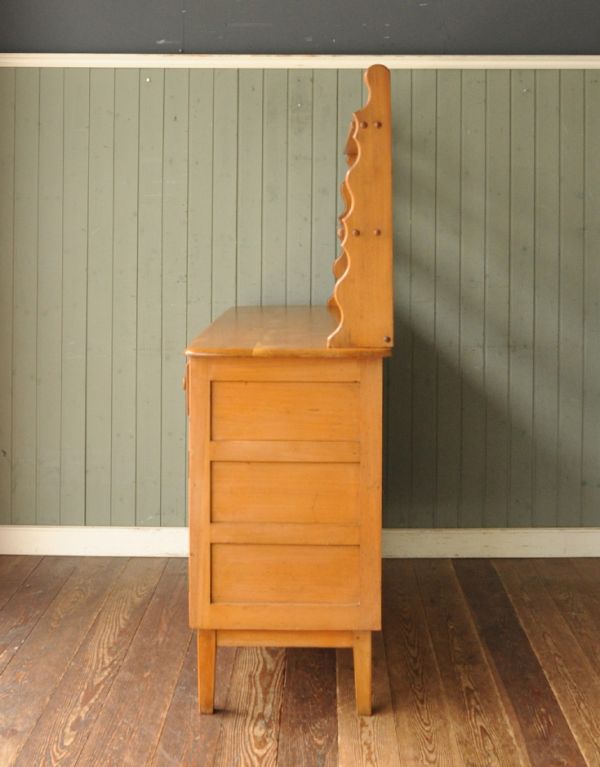 アーコールの家具　アンティーク家具　めずらしい形のアーコールの家具、カッコイイデザインのウェルシュドレッサー。横から見てもスッキリどこから見てもスッキリとしてステキなヴィンテージ。(k-983-f)