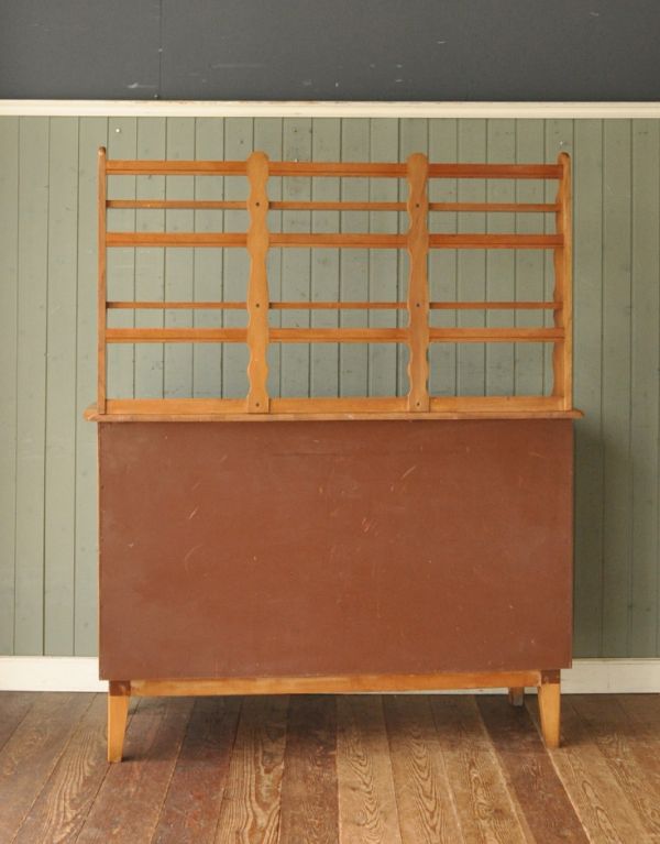 アーコールの家具　アンティーク家具　めずらしい形のアーコールの家具、カッコイイデザインのウェルシュドレッサー。もちろん後ろ姿もキレイですビンテージは新品ではないので、もちろん経年変化によるキズはあります。(k-983-f)