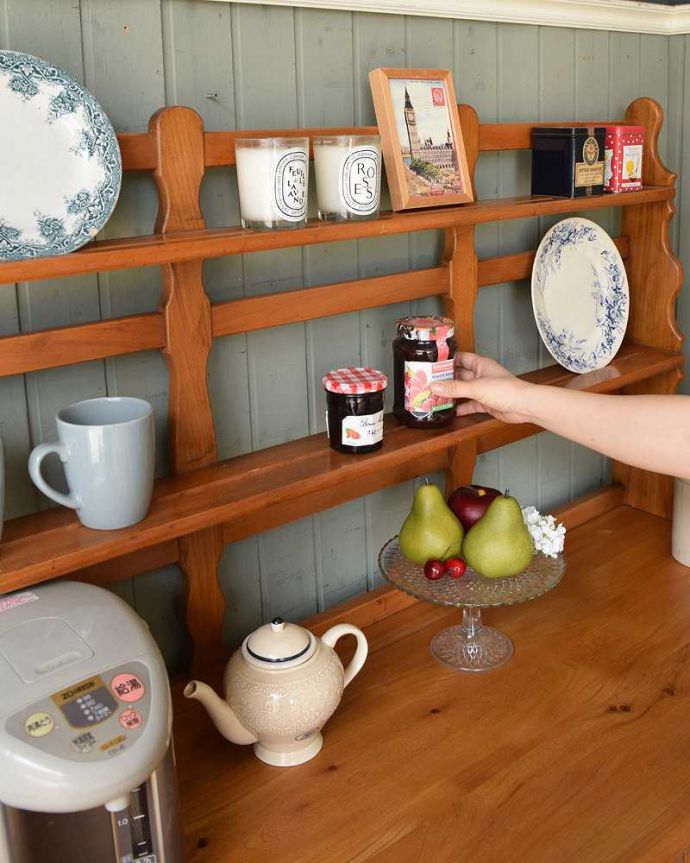 アーコールの家具　アンティーク家具　めずらしい形のアーコールの家具、カッコイイデザインのウェルシュドレッサー。飾りながらたっぷりしまえる可愛いシェルフです！リビングでおもちゃを飾ってもいいですね。(k-983-f)