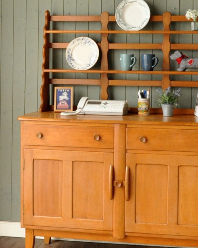 アーコールの家具　アンティーク家具　めずらしい形のアーコールの家具、カッコイイデザインのウェルシュドレッサー。人気のヒミツは北欧スタイルのデザインどんなお部屋にも似合うシンプルでスタイリッシュなデザイン。(k-983-f)