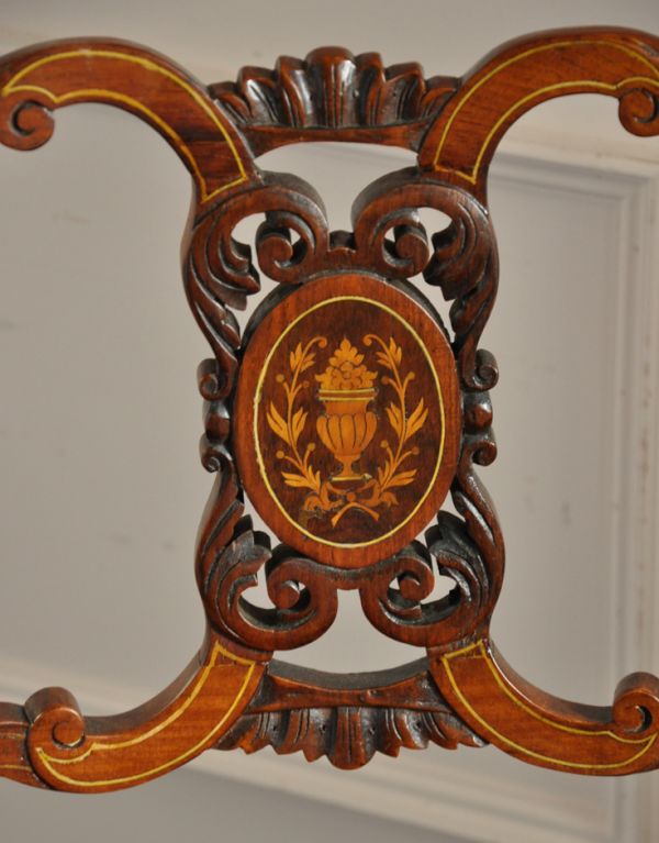 サロンチェア　アンティーク チェア　キレイなアンティークチェア、イギリスから届いたインレイドチェア。華やかな象嵌の模様木を組み合わせることで作る象嵌で描かれた模様。(k-989-c)