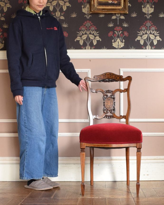 サロンチェア　アンティーク チェア　キレイなアンティークチェア、イギリスから届いたインレイドチェア。「見る」だけで幸せになるアンティークの椅子最高級のアンティークチェアは、座って使う楽しみ以外に目で見て楽しめます。(k-989-c)