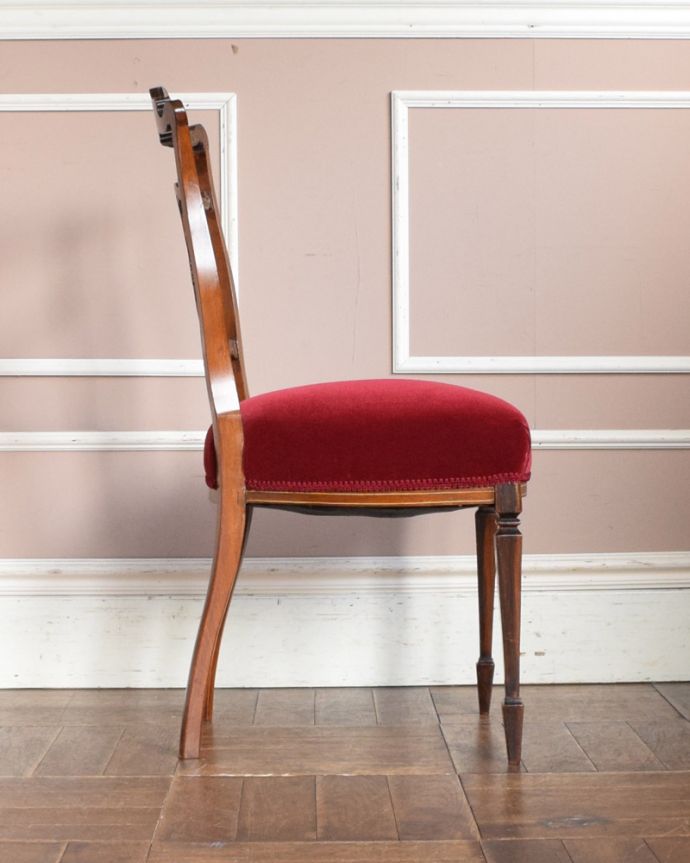 サロンチェア　アンティーク チェア　キレイなアンティークチェア、イギリスから届いたインレイドチェア。横から見ても優雅な立ち姿もちろん、横から見た姿も優雅で美しいんです。(k-989-c)