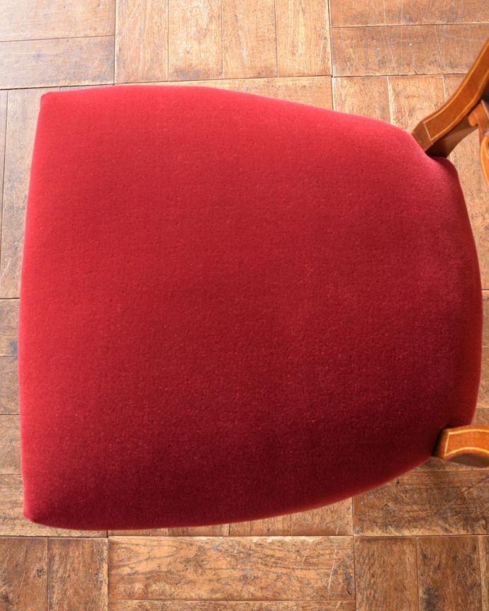 サロンチェア　アンティーク チェア　キレイなアンティークチェア、イギリスから届いたインレイドチェア。座面を上から見るとこんな感じ座面は布貼りなので、長時間座っても疲れません。(k-989-c)