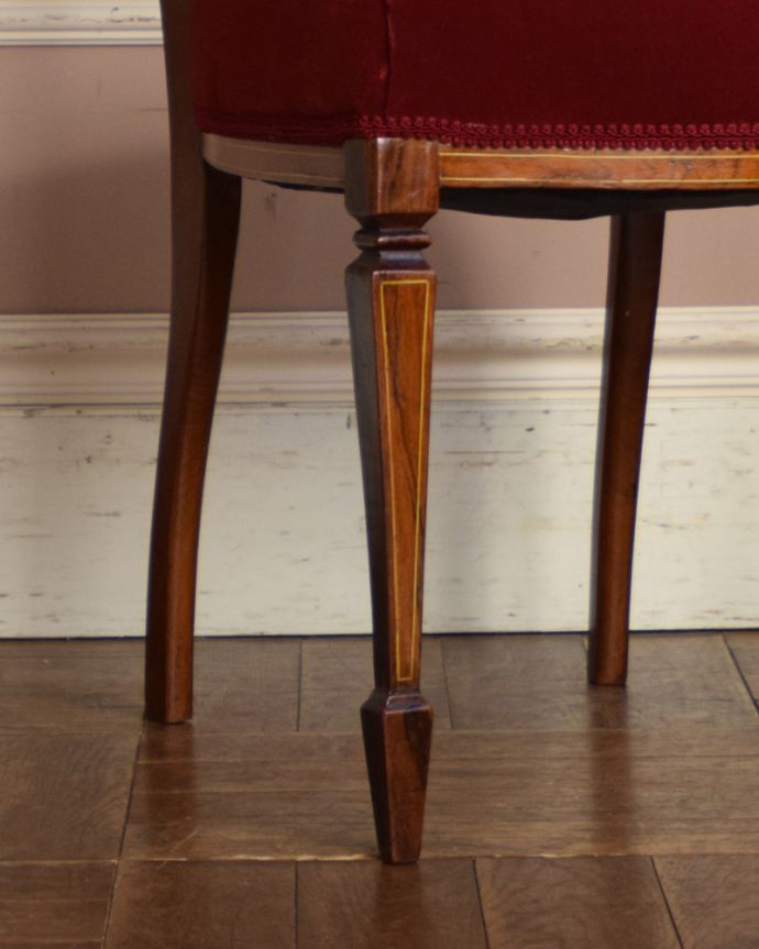 サロンチェア　アンティーク チェア　キレイなアンティークチェア、イギリスから届いたインレイドチェア。床を滑らせて移動出来ますHandleではアンティークチェアの脚の裏にフェルトキーパーをお付けしています。(k-989-c)