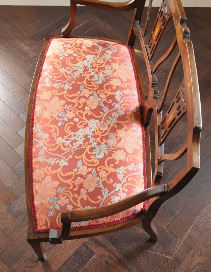 チェスターフィールド アンティーク チェア イギリスの優雅なアンティークチェア、背もたれの美しいセティ。すわり心地がいい座面。(k-991-c)