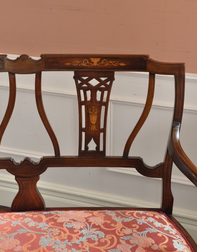 チェスターフィールド アンティーク チェア イギリスの優雅なアンティークチェア、背もたれの美しいセティ。隅々まで装飾が施されたデザインです。(k-991-c)