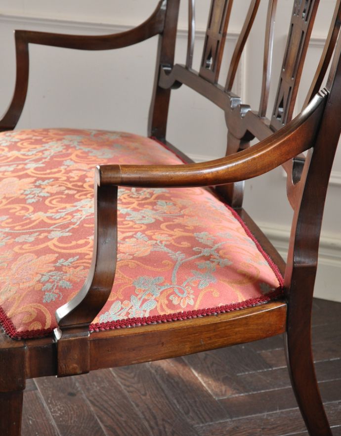 チェスターフィールド アンティーク チェア イギリスの優雅なアンティークチェア、背もたれの美しいセティ。アーム付きのくつろぎやすいチェアです。(k-991-c)