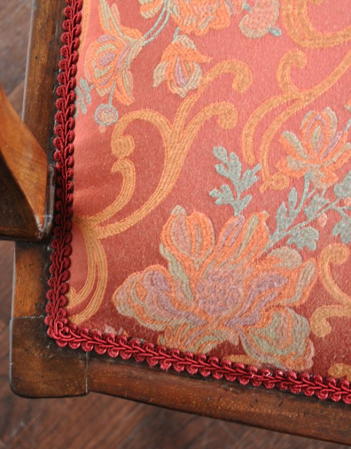 チェスターフィールド アンティーク チェア イギリスの優雅なアンティークチェア、背もたれの美しいセティ。チェアのデザインをより華やかに魅せてくれる生地。(k-991-c)