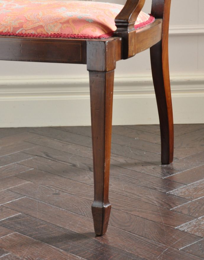 チェスターフィールド アンティーク チェア イギリスの優雅なアンティークチェア、背もたれの美しいセティ。きちんとメンテナンスをしているので、大柄な男性でも安心してお掛けください。(k-991-c)