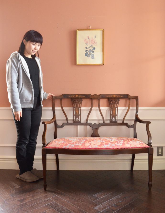 チェスターフィールド アンティーク チェア イギリスの優雅なアンティークチェア、背もたれの美しいセティ。飾っても使っても楽しめる椅子です。(k-991-c)