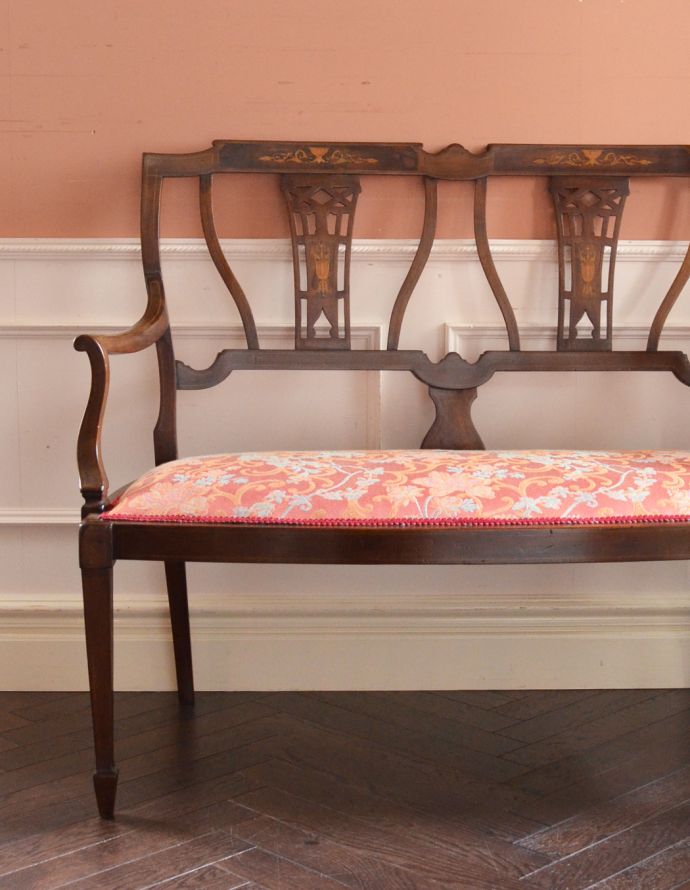 チェスターフィールド アンティーク チェア イギリスの優雅なアンティークチェア、背もたれの美しいセティ。どこをとっても美しいシルエットのアンティークセティー。(k-991-c)