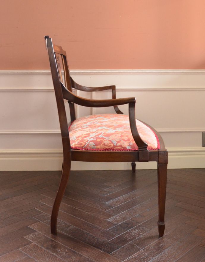 チェスターフィールド アンティーク チェア イギリスの優雅なアンティークチェア、背もたれの美しいセティ。横から見ても綺麗な装飾が楽しめます。(k-991-c)