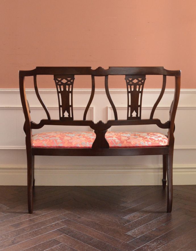 チェスターフィールド アンティーク チェア イギリスの優雅なアンティークチェア、背もたれの美しいセティ。アンティークらしく、流行を追わずに長く使えるデザイン。(k-991-c)