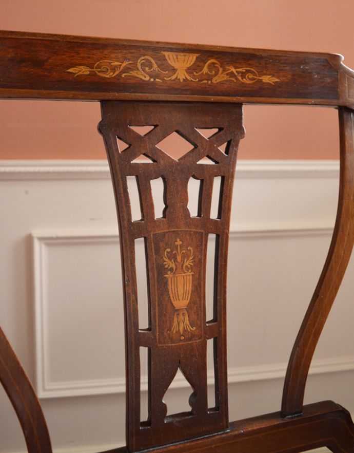 チェスターフィールド アンティーク チェア イギリスの優雅なアンティークチェア、背もたれの美しいセティ。背もたれの部分に、象嵌が施された芸術品のように美しいチェア。(k-991-c)