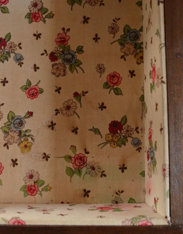 アンティーク家具 南フランスのアンティーク家具、おしゃれなドレッシングチェスト。箱の中には、可愛らしいお花柄の生地が張られています。(k-991-f)