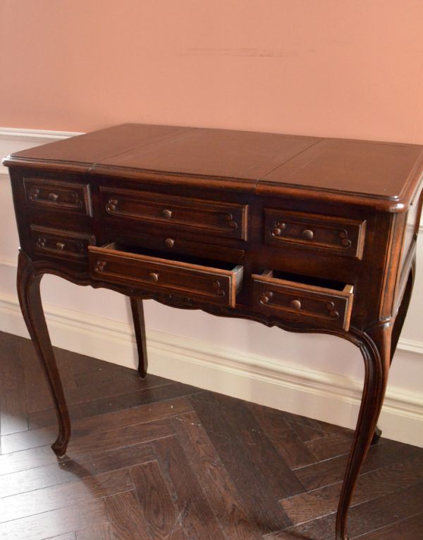 アンティーク家具 南フランスのアンティーク家具、おしゃれなドレッシングチェスト。向かって右下の2杯は引き出しですが、実はそれ以外は全てダミーになっているんです!。(k-991-f)