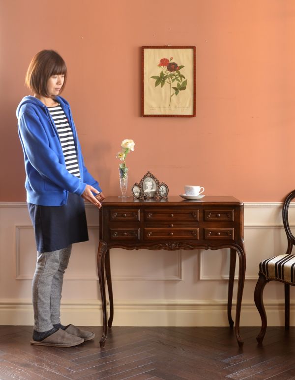 アンティーク家具 南フランスのアンティーク家具、おしゃれなドレッシングチェスト。品のあるウォルナット材の木目は、落ち着きがあって高級感ある印象を与えてくれます。(k-991-f)