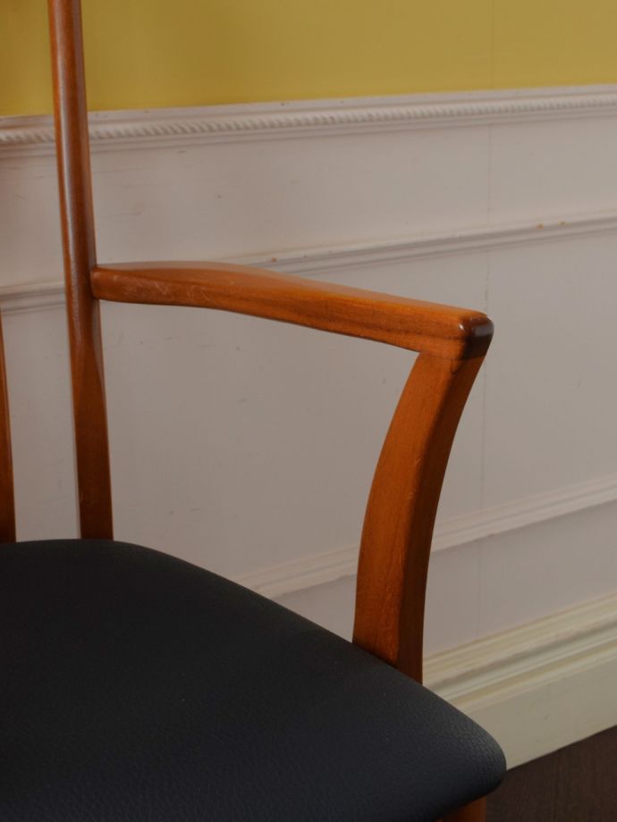 ひじ掛け付きのダイニングチェア