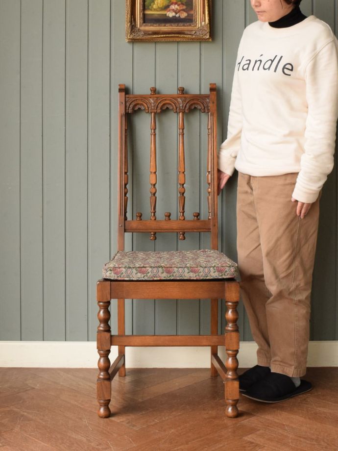 アーコールのトールスピンドルバックチェア