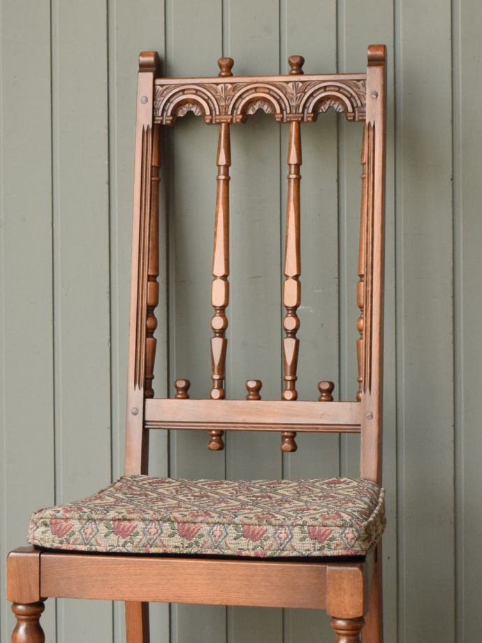 背もたれには上品な彫