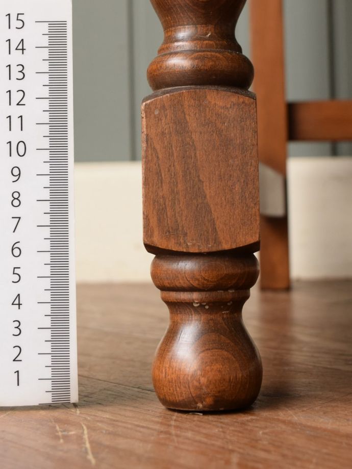 アンティークチェアの脚