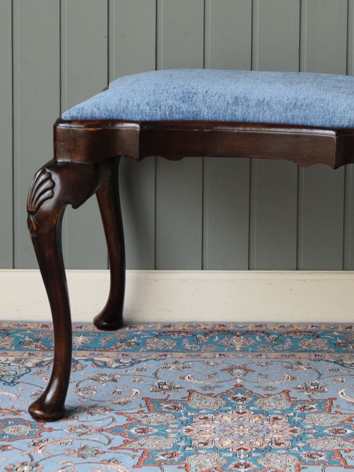 アンティークの椅子らしい美しい装飾