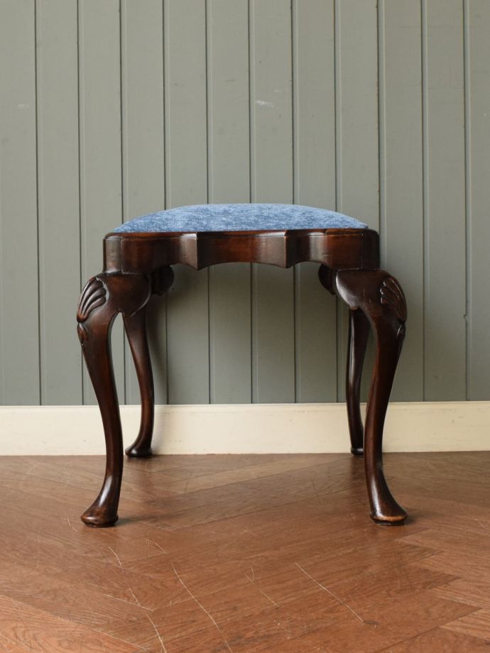 アンティークスツールの後ろ姿