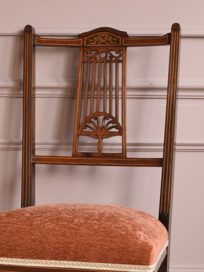 背もたれが美しいアンティークの椅子