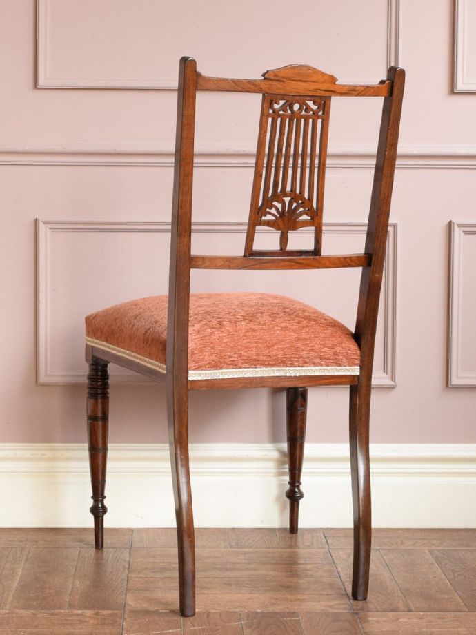 アンティークのサロンチェアの後ろ姿