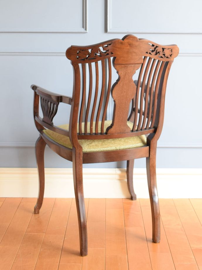 アンティークのサロンチェアの後ろ姿