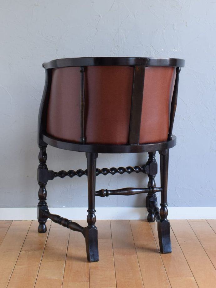 アンティークのパーソナルチェアの後ろ姿