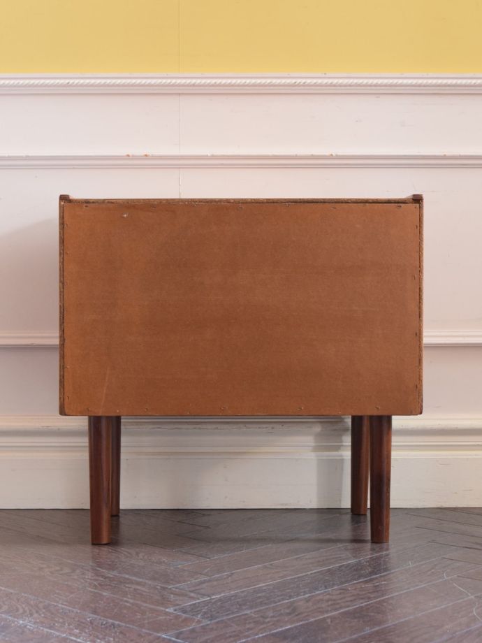 ヴィンテージチェストの後ろ姿