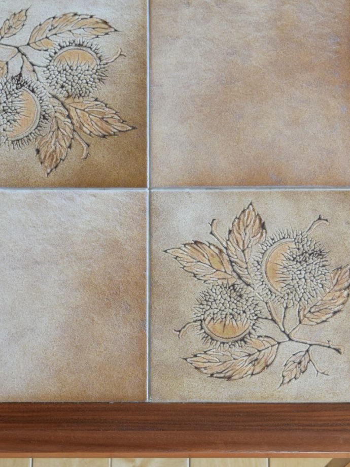 ビンテージテーブルのタイル